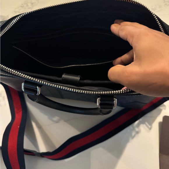 Gucci Messenger/Laptop bag. Only worn three times before I got a backpack - Picture 5 of 6